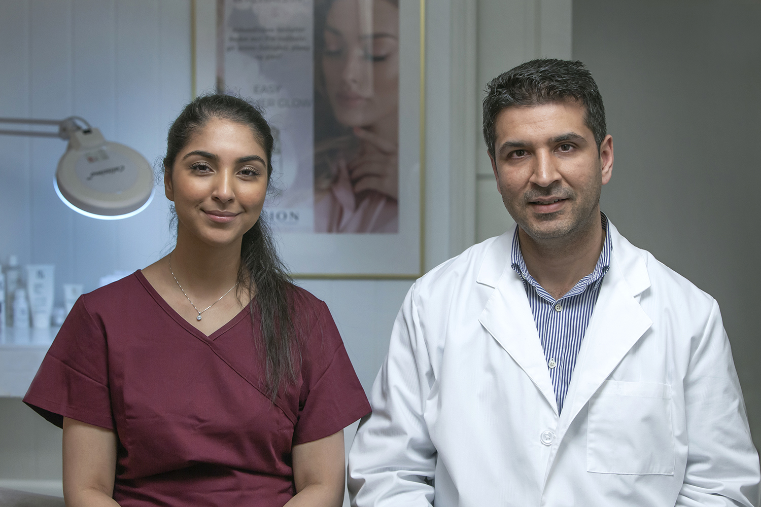 Dr. M. Usman Akram og søster om oss